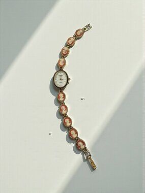 LA Express Cameo Link Watch Gold Tone Hong Kong Quartz 1990s Vintage